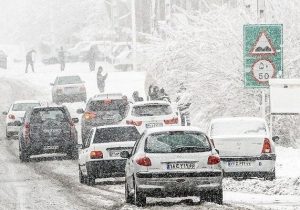 کولاک برف و یخ زدگی در راه گیلان | مسافران در مناطق کوهستانی تردد نکنند