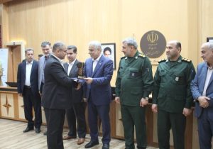 تجلیل از دکتر اسحق جمال امیدی مدیر عامل و نائب رئیس هیئت مدیره شرکت سیمان خزر